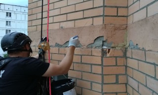 Обследование фасада здания в Пыти-Яхах в октябре